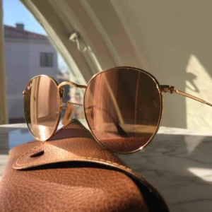  - Äkta Ray-Ban solglasögon. Rosa spegelglas. Guldfärgad båge.