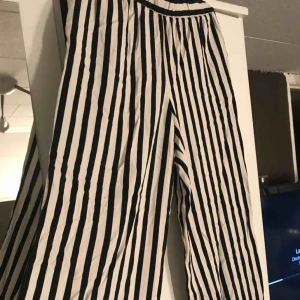  - Randiga byxor från monki, superfina på. Bra skick