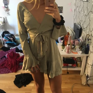  - Säljer pga för kort för mig. Klänning från Australien.