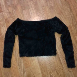  - Off-shoulder tröja i fluffigt material i storlek m men passar s. 60kr. Finns i Norrköping eller så tillkommer frakt på 40kr.