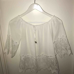  - Fin vit sommartopp köpt i Cypern, använd fåtal gånger så nyskick!