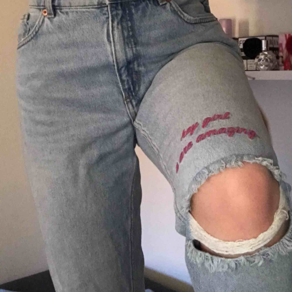 mom jeans med slitningar och brodering i knäna från monki, handmålade av mig med akrylfärg! går bra att tvätta på låg värme, köpare står för frakt!. Jeans & Byxor.