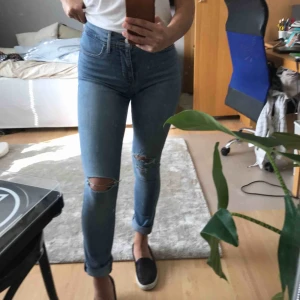  - Obs! Fri frakt!🥳 säljer ett par skitfina Levi’s jeans som jag köpte i NY för ett par år sedan. De är endast använda två gånger. True to size & de är även väldigt stretchiga i modellen❤️