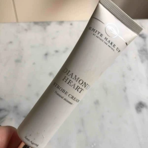  - Highlighter väldigt fint, har ej kommit till användning. Kan användas i hela ansiktet som en primer om man vill. 