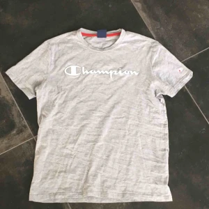  - Champion tshirt i nyskick. Rök- och djurfritt hem. Porto tillkommer. 
