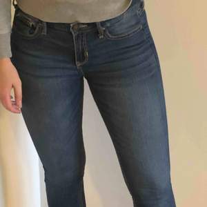 Blå jeans från Hollister. W27 L29. Modell ”super skinny”