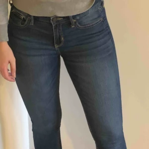  - Blå jeans från Hollister. W27 L29. Modell ”super skinny”