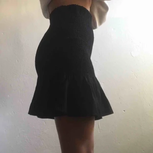  - Kjol från NA-KD med resorliknande material upp till och med en typ voland ner till. Aldrig använd. Original pris 149kr