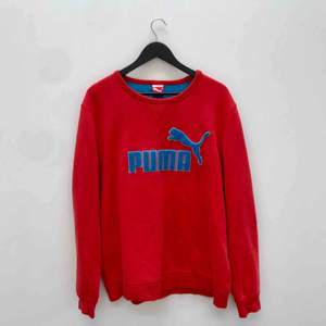 En röd vintage sweatshirt från Puma som är oversize🐆. Frakt 39kr✨