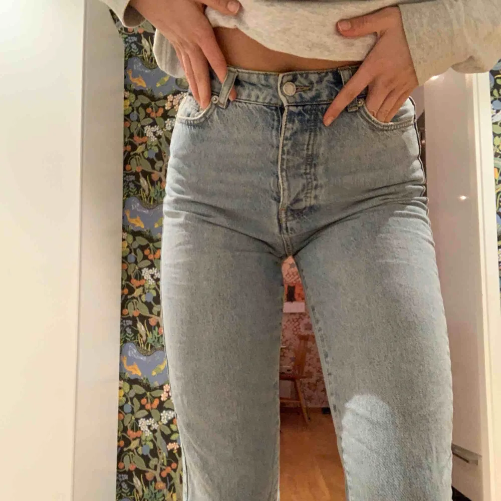 Mom jeans från Gina tricot köpta för 599kr, säljes pga för små!. Jeans & Byxor.