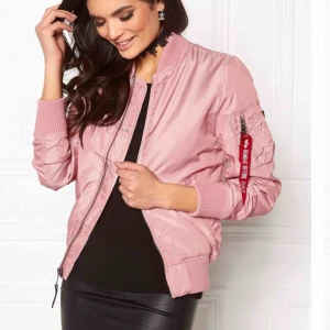  - Bomberjacka från alpha industris. Den är rosa  Storlek XS Bra skick  Orange inuti