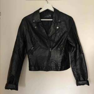  - Skinnjacka i konstläder från kappahl! Sparsamt använd.