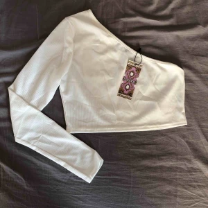 - Vit enarmad top från boohoo. Aldrig använda, prislapp sitter kvar. Säljer för 30kr, köparen står för frakt. 