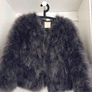  - En höst/vinter jacka väldigt fint skick andvänd några få gånger! köparen står för frakten