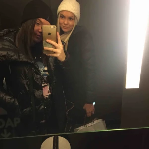  - Vinterjacka ( jackan till vänster)  Bra skick - frakt ingår inte