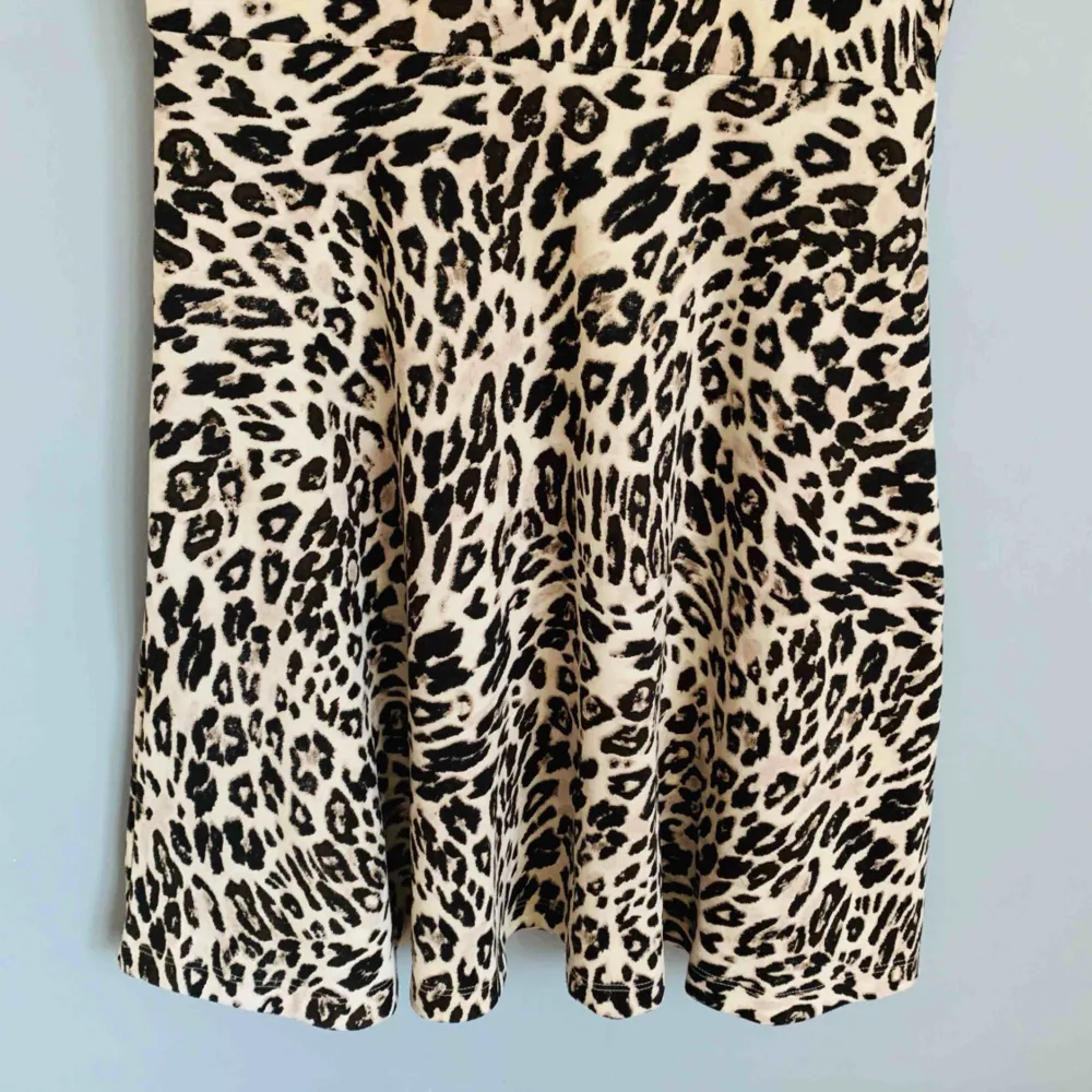 Tight i överdelen och lösare på kjoldelen - med den här är du snygg överallt!😍 Leopardklänning som går ner på ungefär halva låren.   Jag kan både mötas upp eller skicka💌🤗 . Klänningar.