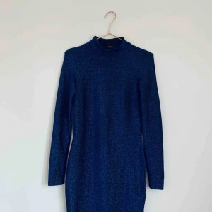  - Sexig, formsydd och blåglittrig klänning som är GORGEUS!! Heltäckande med en liten krage.  Den sitter som ett smäck och vill SU känna dig glittrig och sexig så är detta det bästa valet du kan göra!✨🔥♥️  Jag kan både mötas upp eller skicka💌🤗