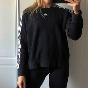  - svart/vit tröja från Adidas i storlek 36. Endast använd fåtal gånger, så är i bra skick.  Köparen står för frakten. 