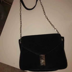  - Svart mockaväska från mango med silverspänne där fram samt silverkedja med mocka band högst upp. Bra skick och lagom stor för en liten handväska då den är ca 15x25 cm
