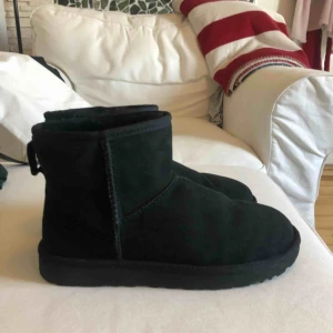  - Uggs i storlek 39. Använda ett fåtal gånger. Pris kan diskuteras vid snabbaffär.  Kan mötas upp i centrala Göteborg eller på Hisingen! Köparen står annars för frakten (100kr). 