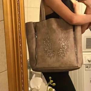  - Oanvänd beige väska från eternel super rymlig och fin! 