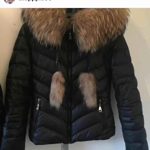 Pälsjacka - Jättefin jacka från hollies med äkta päls, storleken på jackan är 38 men passar mycket fint på mig med 36. Den är använd några få gånger förra säsongen;)