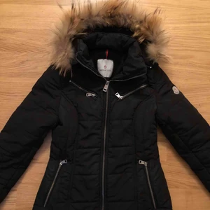  - Säljer min moncler jacka i storlek XS kan passa er med storlek XXS! Den är i väldigt bra sick!
