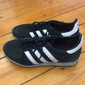  - Adidasskor i fint skick (de behöver bara en tvätt). Kan mötas upp i Gbg, annars tillkommer frakt✨