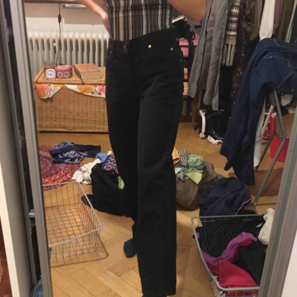 Svarta Levis jeans i superbra kvalitet, dom är knappt använda då dom är för stora för mig. (Förlåt för stökigt rum i sista bilden) Dom är raka i benet och högmidjade💞. Jeans & Byxor.