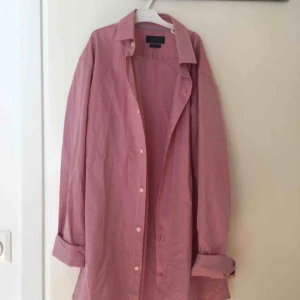  - Rosa skjorta från ZARA Man strl S Knappt använd  Kan hämtas i Spånga/Vällingby eller så står köparen för frakt via Postnord. 