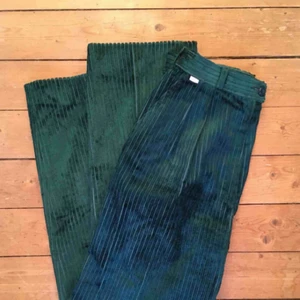  - Gröna manchesterbyxor. Köpta second hand, i fint skick. Uppskattar till storlek 34.