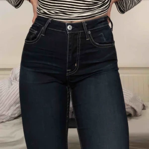  - Mörkblå crocker jeans tajta men runt ankeln är dom lite lösa