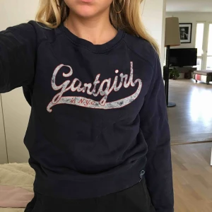  - En gant tröja använd lite men har en skada på armen 