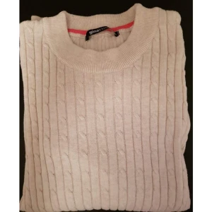  - Stickad tröja. Skick: Använt 1-2 gånger. ( 36kr + 18kr skrymmande= 54kr frakt) Jag försöker alltid packa så det får plats via brevlådan för att skippa " +18kr skrymmande" frakt. Är det så att den avgiften inte tillkommer skickar jag självklart tillbaka 18kr.