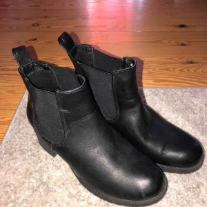  - Snygga boots från din sko, cirka 5cm hög klack.  150kr ink frakt! 