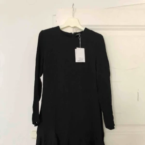  - & other stories klänning, storlek 38. Kosta 790 kr. Lappar kvar. Aldrig använd. 