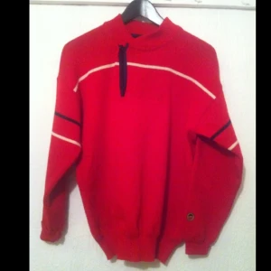 Vintage BUSNEL tröja
100% ull
Storlek 4 (passar stl S/36/38)
Några småhål, se bild 3.
 - Vintage BUSNEL tröja 100% ull Storlek 4 (passar stl S/36/38) Några småhål, se bild 3. 