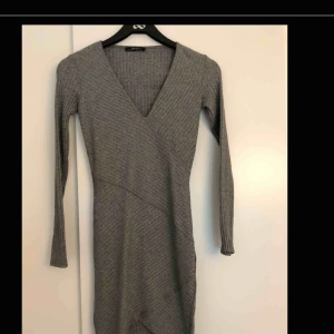  - Ribbad klänning från bershka