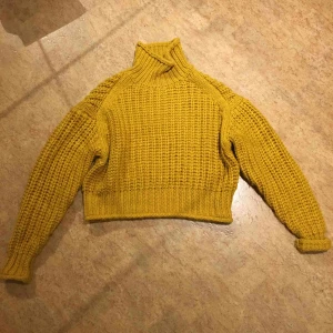 Stickad tröja från H&M - Använd ca en gång.  Köparen står för frakten, kan även mötas upp i Malmö.