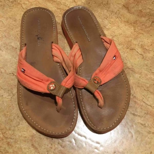 Tommy Hilfiger  - Säljer mina äkta Tommy Hilfiger flipflops. Väl använda. Köparen står för frakten, kan även mötas upp i Malmö. 