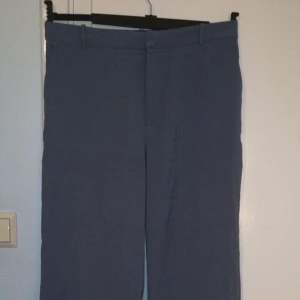  - Blågrå kostymbyxor med lite utsvängda ben Bra kvalité, endast använd en gång Inköpspris 350 Frakt betalas av köparen 