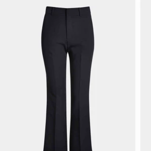  - Kostymbyxor i bootcut modell ifrån BikBok storlek36. Använda 1 gång. Nypris 399kr Säljes för 150+frakt.
