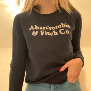  - En marin blå abercrombie & fitch tjocktröja endast använd ett par gånger😋