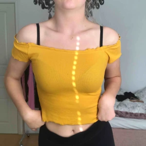  - En off soulder tröja.  Fin färg och sitter fint! Jag står för frakten 