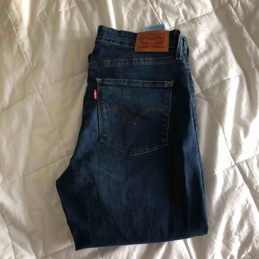 LEVIS jeans aldrig använda. Storlek 28/32. Modell: High Rise Super skinny.  350kr och frakt är inräknad mvh Tova. Jeans & Byxor.