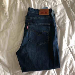 LEVIS jeans aldrig använda. Storlek 28/32. Modell: High Rise Super skinny.  350kr och frakt är inräknad mvh Tova