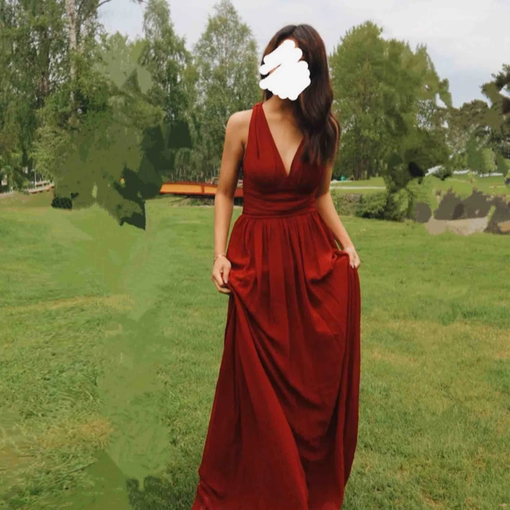 Säljer en jättefin röd balklänning för 250 kr med frakt som används endast en gång!. Klänningar.