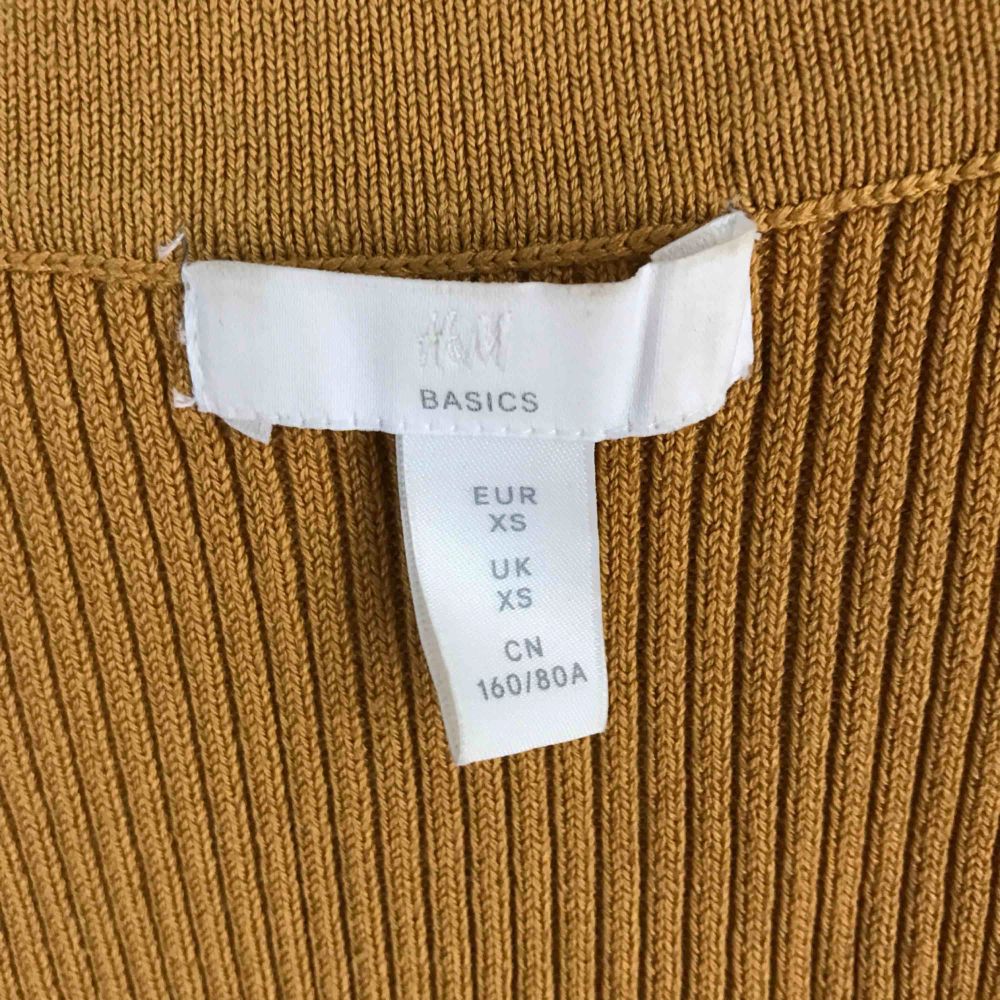 Fint somrigt senapsgult linne ifrån H&M. Fint skick, använt ett par gånger.🤩. Toppar.