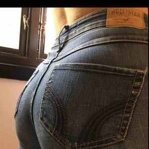  - Storlek 24W 28L. Säljer dessa snygga hollister jeans för att de inte kommer till användning, köpte för längesen. Bra i skick men vill bli av med de därför säljs de så billigt. Nypris ca 500kr. Kan mötas eller frakta :) 