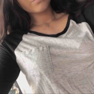  - Svart och grå tröja från H&M. Tröjan är i gott skick!